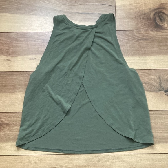 GapFit Breathe Crop Tank Top - Picture 5 of 5